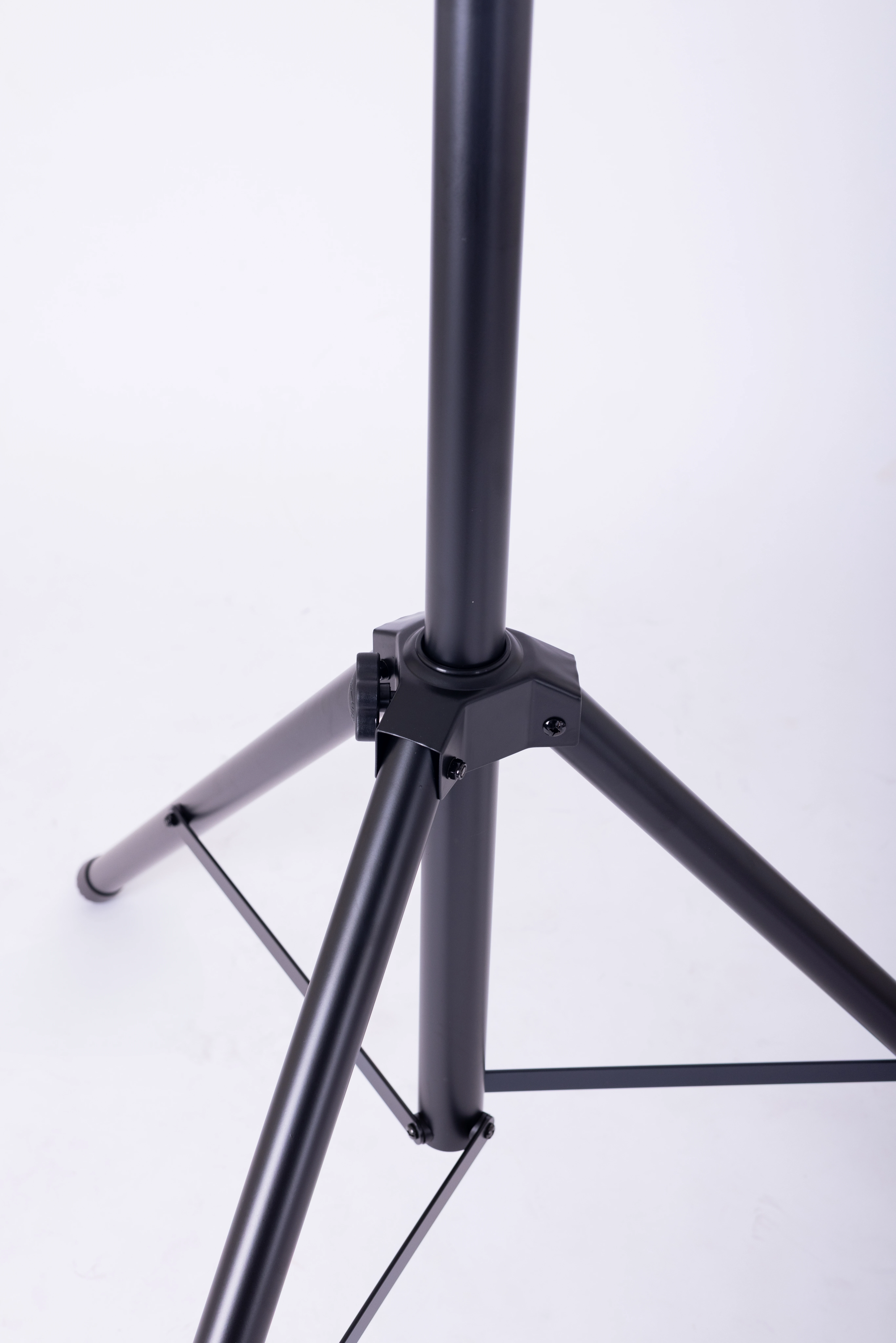 RS-806 Speaker Stand fully extended with speaker mounted
